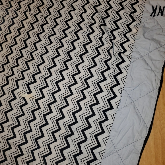 Vs pink comforter twin xl - Picture 3 of 11